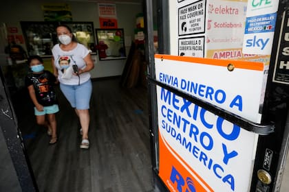 El envío de remesas es importante en la economía latina