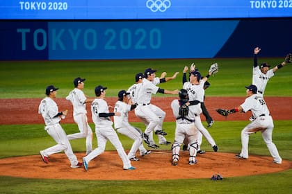El equipo de béisbol de Japón celebra tras imponerse a Estados Unidos en la final del torneo de los Juegos de Tokio, el 7 de agosto de 2021, en Yokohama, Japón. (AP Foto/Jae C. Hong)