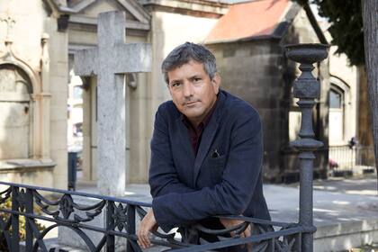El escritor peruano creció entre México y Perú y vive hace años en Barcelona