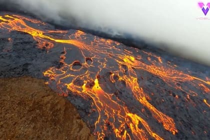 El especialista londinense Hugo Healy, grabó unas increíbles imágenes de un volcán en erupción
