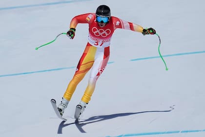El esquiador español Adur Etxezarreta realiza un salto en un entrenamiento de esquí cuesta abajo masculino para los Juegos Olímpicos de Invierno 2022, 4 de febrero de 2022 en el distrito  Yanqing de Beijing. (AP Foto/Robert F. Bukaty)