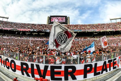 El estadio Monumental estará colmado para recibir un nuevo Superclásico del fútbol argentino, este domingo