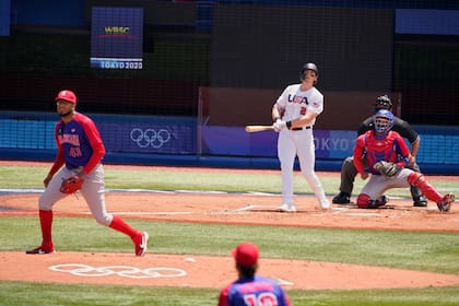 El estadounidense Triston Casas (26) observa su jonrón contra el lanzador dominicano Denyi Reyes (41) en el béisbol de los Juegos Olímpicos, el miércoles 4 de agosto de 2021, en Yokohama. (AP Foto/Sue Ogrocki)