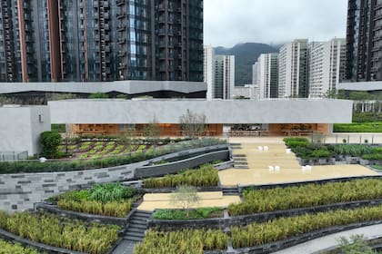 El estudio noruego Snøhetta diseñó una granja urbana con espacios verdes en medio de la ciudad de Hong Kong
