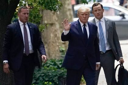 El ex presidente Donald Trump saluda a su llegada al funeral de su exesposa Ivana Trump, el miércoles 20 de julio de 2022, en Nueva York.