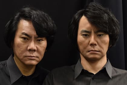 El experto en robótica Hiroshi Ishiguro junto a un autómata que lleva su rostro