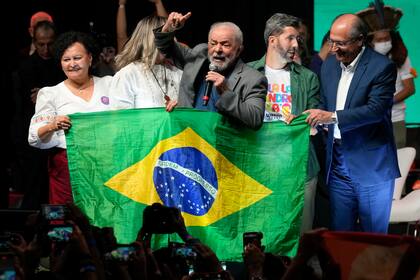 El expresidente brasileño y aspirante a la reelección Luiz Inacio Lula da Silva, centro, habla en un acto de campaña en Brasilia, 12 de julio de 2022. (AP Foto/Eraldo Peres)
