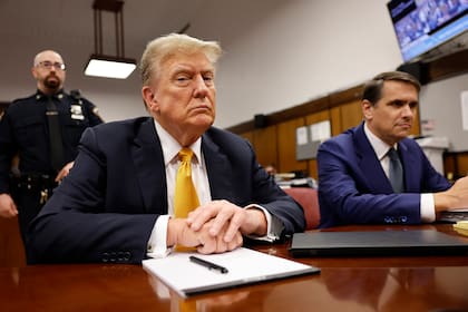 El expresidente de Estados Unidos Donald Trump se sienta en la sala durante su juicio en una corte penal en Manhattan, el martes 21 de mayo de 2024, en Nueva York.