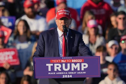 El expresidente Donald Trump apuesta fuerte a los migrantes indocumentados como eje de su campaña (Foto AP/Matt Rourke, Archivo)