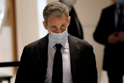 El expresidente francés Nicolas Sarkozy llega a los tribunales en París el 13 de noviembre del 2020.  (Foto AP/Christophe Ena, File)