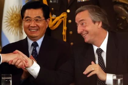 El expresidente Néstor Kirchner junto a su par chino Hu Jintao, en 2004.