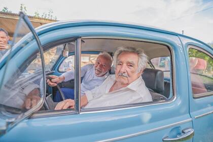 El expresidente uruguayo José Mujica junto al presidente brasileño Luiz Inácio Lula da Silva en su finca en Rincón del Cerro, Montevideo, el 25 de enero de 2023