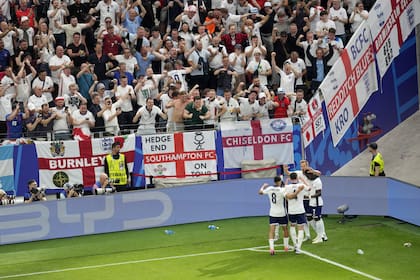 El festejo de Harry Kane tras su gol ante Dinamarca: Inglaterra se impone por 1-0 y se acerca a los octavos de final. (AP Photo/Darko Vojinovic)