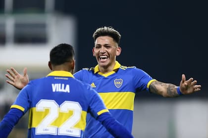 El festejo de Vázquez a Villa, tras su gol a Defensa
