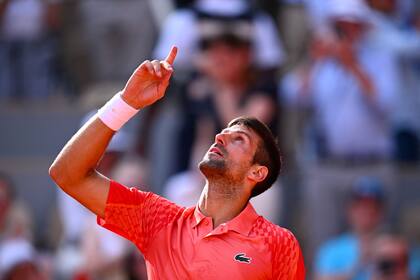 El festejo hacia el cielo de Novak Djokovic tras vencer a Carlos Alcaraz en la semifinal de Roland Garros