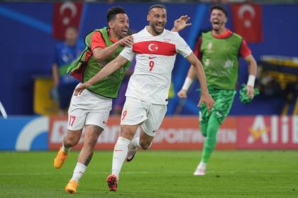 El festejo loco del turco Cenk Tosun tras anotar el gol en tiempo de descuento que significó el 2-1 de su equipo ante República Checa