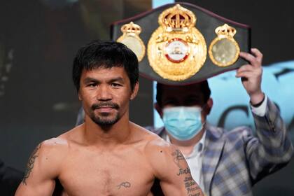 El filipino Manny Pacquiao posa para los fotógrafos durante un pesaje para una pelea de box en Las Vegas el 20 de agosto de 2021. El ícono del boxeo y el senador se postulará para presidente de Filipinas en 2022, se anunció el 19 de septiembre de 2021. (Foto AP/John Locher, archivo)