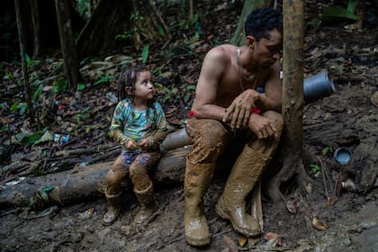 El fotoperiodista colombiano, Federico Ríos, se llevó, el primer puesto en la categoría de Derechos Humanos, con una serie de 10 fotografías sobre los migrantes que atraviesan el Tapón del Darién para llegar a Estados Unidos.