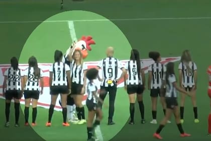 El Gallo Loco de Mineiro hizo gestos indebidos ante una futbolista y fue despedido