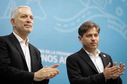 El gobernador Axel Kicillof, con su ministro de Justicia, Julio Alak, a quien apoya en la interna del peronismo platense