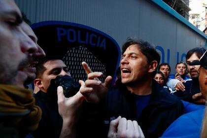 El gobernador Axel Kicillof durante la manifestación en apoyo a la vicepresidenta Cristina Kirchner