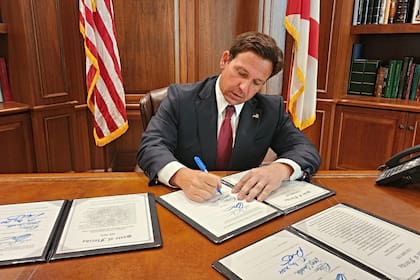 El gobernador de Florida firmó el pasado 31 de mayo una ley para transparentar el trabajo de las asociaciones de propietarios