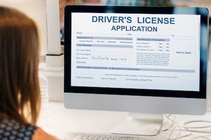 El gobierno de Illinois aprobó una ley para otorgar licencia de conducir estandarizadas a los indocumentados