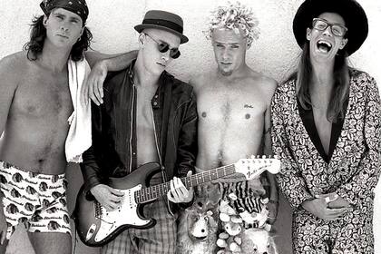 El grupo californiano Red Hot Chili Peppers, a comienzos de los años 90: cuatro veinteañeros impetuosos