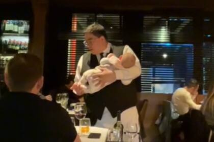 El hombre se animó a pasear al bebé por todo el restauranteTi