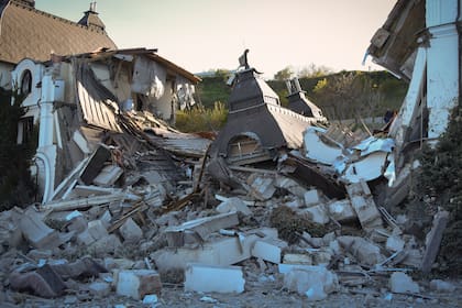 El hotel Grande Pettine yace en ruinas tras ser impactado por un misil ruso, el domingo 8 de mayo de 2022, en Odesa, Ucrania. (AP Foto/Max Pshybyshevsky)