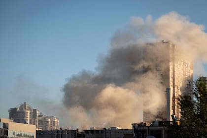 El humo se eleva desde un edificio después de un ataque con drones en Kiev el 17 de octubre de 2022, en medio de la invasión rusa de Ucrania.