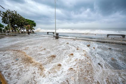 El huracán Beryl avanzó hacia Jamaica el martes después de matar al menos a siete personas y causar una destrucción generalizada en todo el sureste del Caribe, amenazando con vientos mortales y marejadas ciclónicas