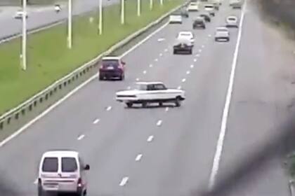 El instante en el que el conductor derrapa sobre la autopista Acceso Oeste para evitar chocar con otros vehículos