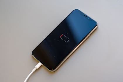 El iPhone 16 Pro Max podría usar una nueva tecnología de batería que le permita un 10% de mayor capacidad, y que eventualmente pueda ser reemplazada por cualquier persona