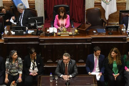 El jefe de Gabinete, Agustín Rossi, y la vicepresidenta Cristina Kirchner este jueves en el Senado