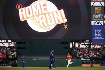 El jugador de los Gigantes de San Francisco Darin Ruf recorre las bases tras sacudir un bambinazo en el cuarto inning del juego de la MLB que enfrentó a su equipo con los Dodgers de Los Ángeles, en San Francisco, el 10 de junio de 2022. (AP Foto/Jed Jacobsohn)