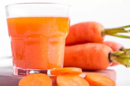 El jugo de zanahoria contiene una pequeña cantidad de potasio radiactivo
