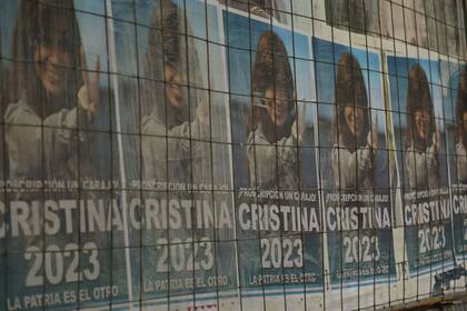 El kirchnerismo dominó la antesala de la reunión con carteles de Cristina Kirchner