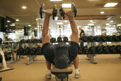 El levantamiento de pesas es clave en el desarrollo de masa muscular (Crédito: AFP)