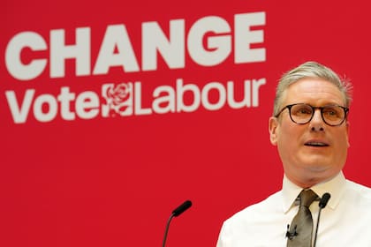 El líder del Partido Laborista británico, Keir Starmer, habla en la presentación del manifiesto  laborista para la elección general de 2024, en Manchester, Inglaterra, el 13 de junio