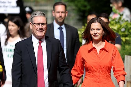 El líder del Partido Laborista, Keir Starmer, y su esposa camino a votar a un centro electoral en Londres
