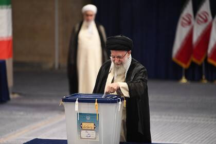 El líder supremo de Irán, Ali Khamenei, emite su voto en un centro electoral, en Teherán, Irán,(Xinhua/Shadati) )