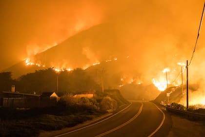 El llamado incendio Colorado, arde cerca de la Autopista 1 cerca de Big Sur, California, el 22 de enero de 2022. (AP Foto/Nic Coury)