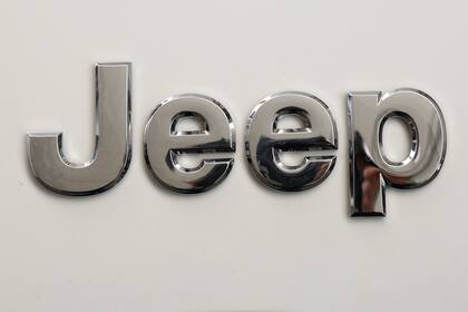 El logo Jeep en una camioneta Jeep Cherokee en Pittsburgh el 11 de febrero de 2016.. (Foto AP/Gene J. Puskar)