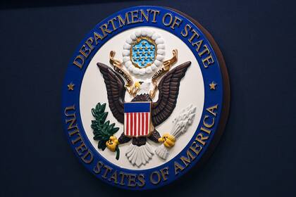 El logotipo del Departamento de Estado se encuentra en un atril en una sala de conferencias en el Departamento de Estado, el 31 de enero de 2022, en Washington. (Mandel Ngan, foto compartida vía AP, Archivo)