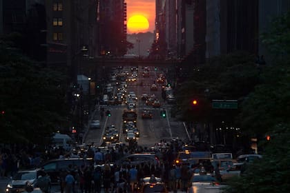 El Manhattanhenge es un fenómeno que ocurre dos veces al año cuando el Sol se alinea con las calles de Manhattan