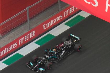 El Mercedes del británico Lewis Hamilton en acción durante la primera sesión de práctica para el Gran Premio de Arabia Saudí de la Fórmula Uno, en Yidda, el viernes 3 de diciembre de 2021. (AP Foto/Hassan Ammar)
