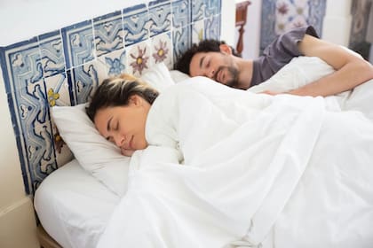El método de sueño escandinavo consiste en que la pareja comparta la cama pero utilice edredones, cobijas, colchas o mantas por separado