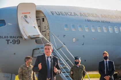 El ministro de Defensa, Agustín Rossi, compró un avión a México, con capacidad para 140 pasajeros; "hace 15 años que la Fuerza Aérea no pilotea un avión Boeing", dijo, durante el anuncio de la adquisición