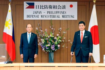 El ministro de Defensa filipino Delfin Lorenzana, izquierda, y su homólogo japonés Nobuo Kishi posan antes de su reunión en el Ministerio de Kishi en Tokio, el jueves 7 de abril de 2022. (Kyodo News vía AP)